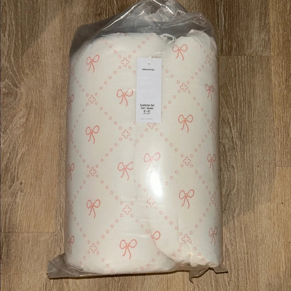 Eloise Bow Patterned Core Comforter Set
